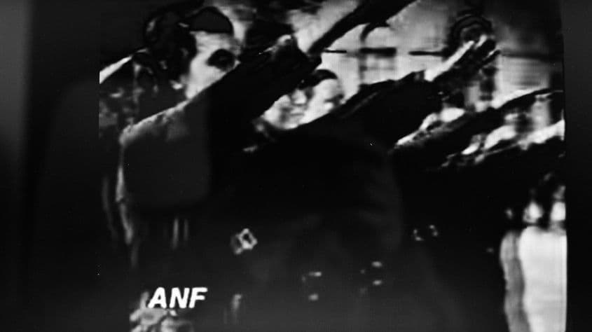 Femei salutând la o paradă a Gărzii de Fier, în 1940. Captură foto din documentarul „Mișcarea legionară” (1996)