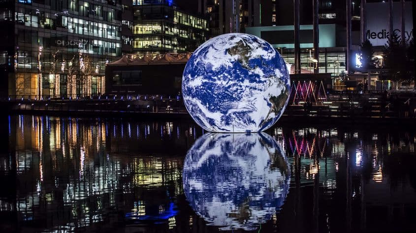„Floating Earth” e o reprezentare 1:1 a planetei care ne este casă, creată de artistul britanic Luke Jerram. Iar între 3 și 12 octombrie va pune stăpânire pe râul Bega.