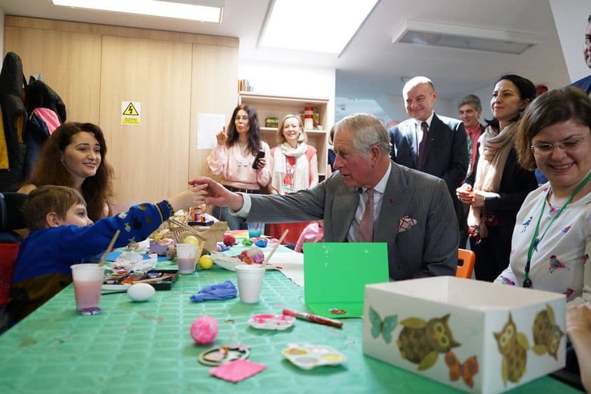 „Nu putem lăsa copiii să moară în dureri, în case reci, cu părinți care îi privesc neputincioși,” conchide Mirela Nemțanu. „Nu putem lăsa această povară doar pe umerii familiilor. Este responsabilitatea noastră, ca societate, să le oferim un final demn și, dacă se poate, un final fericit.”