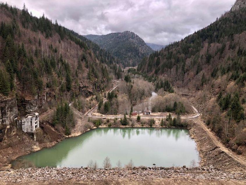 Barajul hidrocentralei de la Răstolița este un proiect aprobat de Nicolae Ceaușescu în 1989 și început pe baza unei autorizații de construire emise în decembrie 1990. Foto: Bankwatch România
