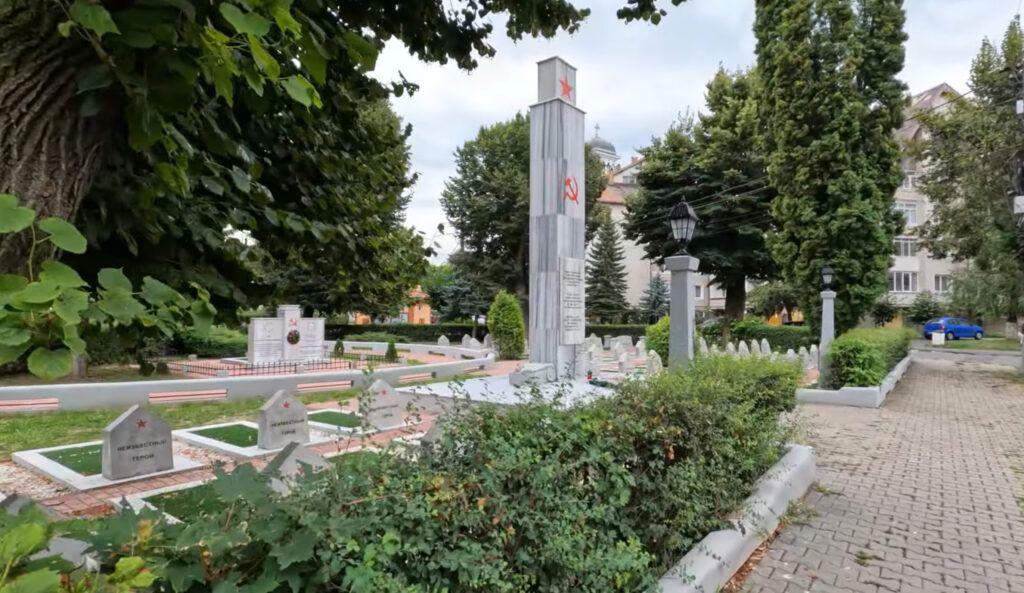 Captură imagine cu cimitirul restaurat în centrul orașului Sighișoara.