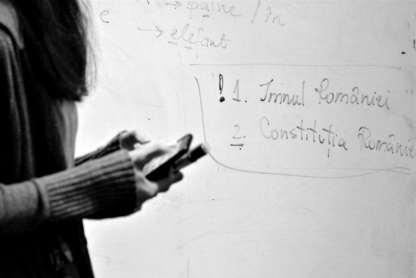 Imnul și Constituția, cele două axe principale ale examenului de cetățenie. Foto: Lucian Muntean.