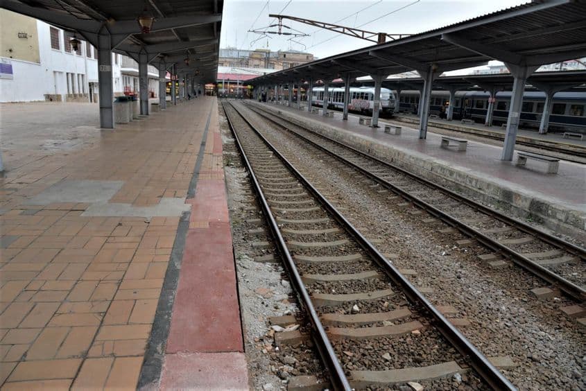 Peroanele au, în acest moment, înălțimi diferite, iar trecerea între ele se face adesea sărind peste șinele trenului. Foto: Lucian Muntean.