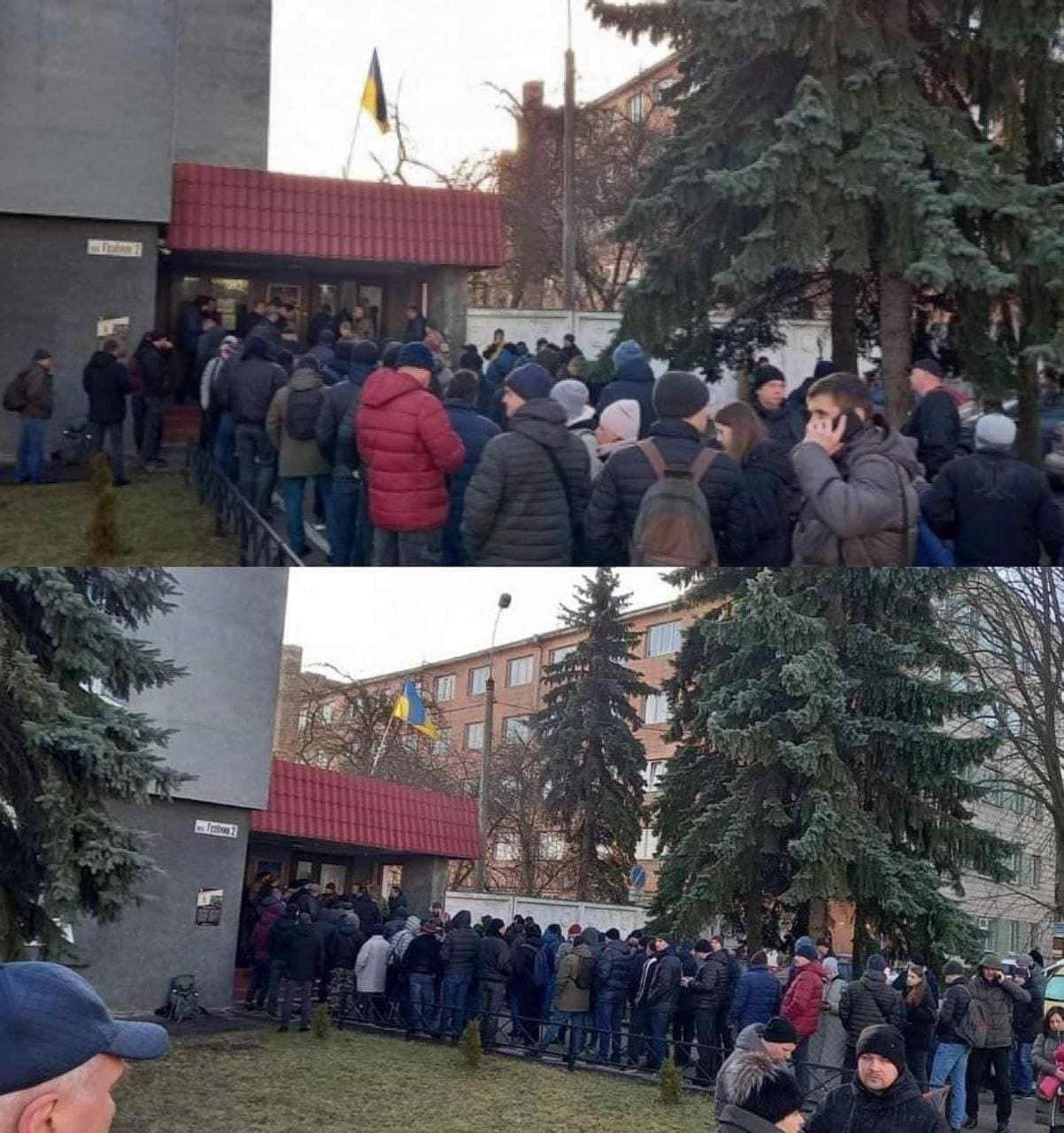 Bărbați ucraineni așteaptă să fie recrutați în armată. Foto: <a target="_blank" href="https://www.tvn.md/ro/archives/35637" target="_blank" rel="noreferrer noopener">TVN.md</a>