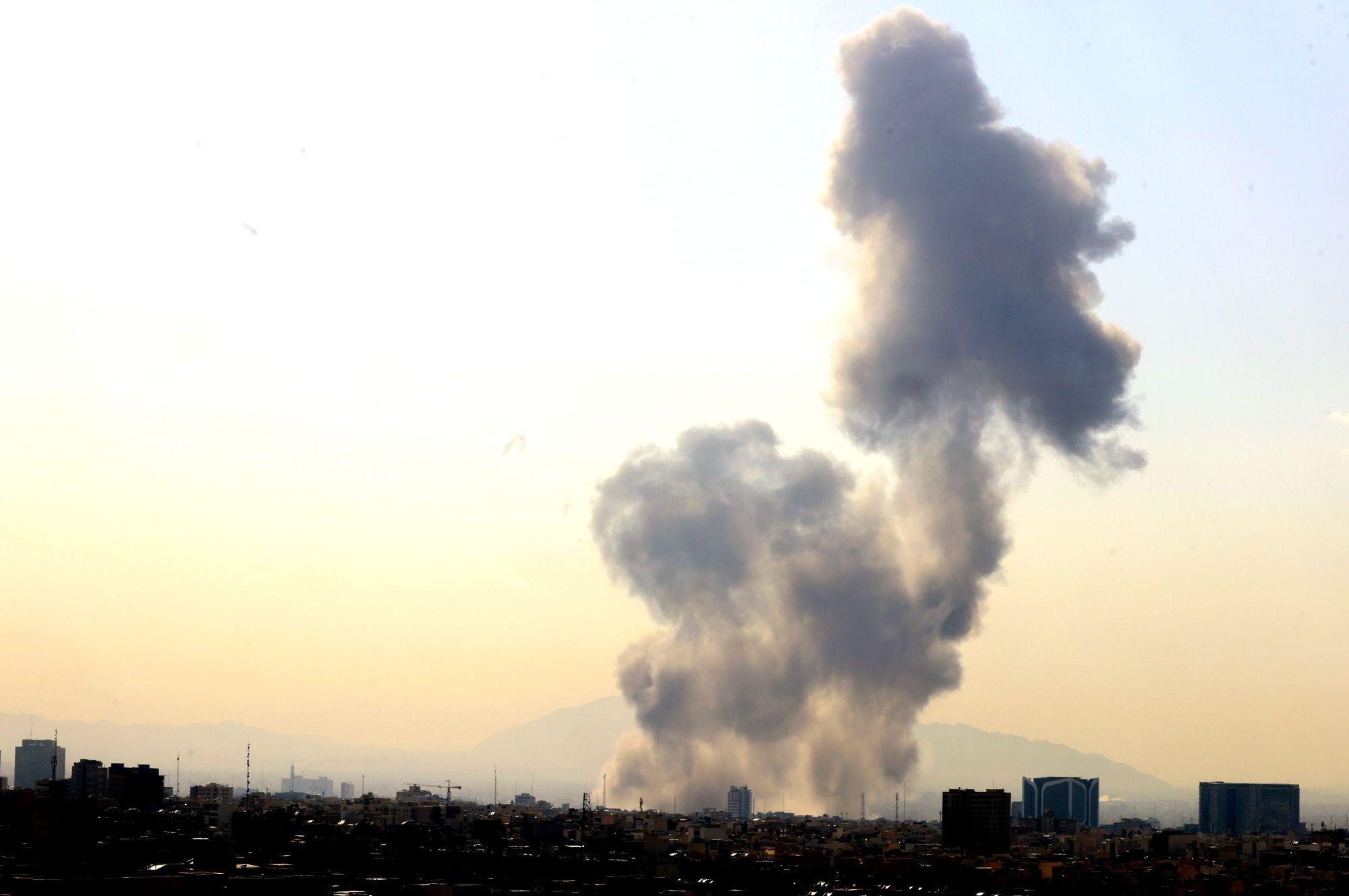 Fumul loviturilor israeliene „preventive” asupra Teheranului, văzut în dimineața zilei de 28 februarie 2026. Foto: EPA/ABEDIN TAHERKENAREH
