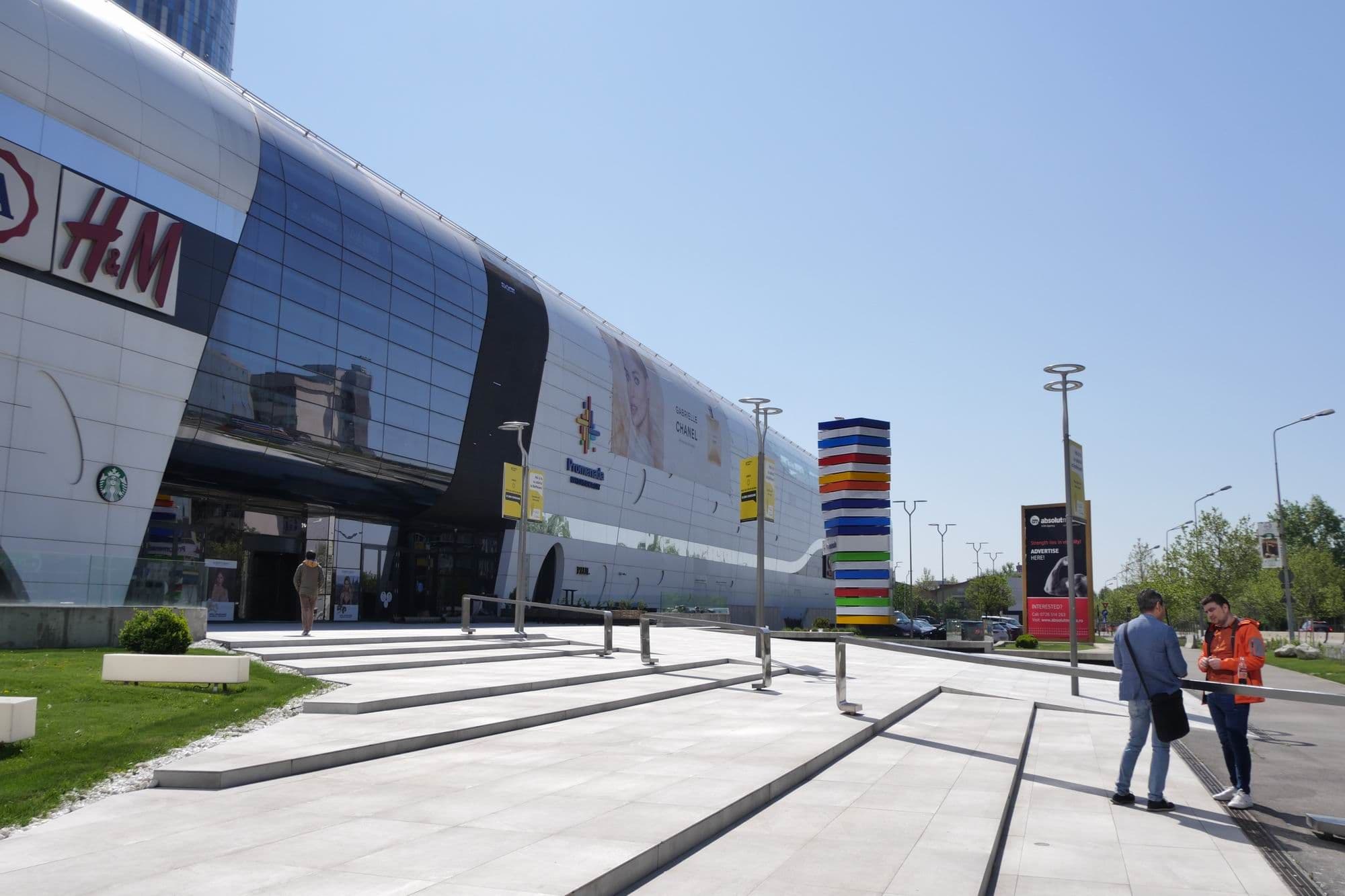 Marile lanțuri de magazine folosesc clădiri și sisteme mult mai eficiente din punctul de vedere al emisiilor de CO2 decât micile magazine. Pe de altă parte, ne îndeamnă să consumăm tot mai mult. E o veșnică luptă între profit și sustenabilitate, care depinde în mare parte de alegerile pe care le facem noi înșine odată intrați în magazin. Foto: Lucian Muntean