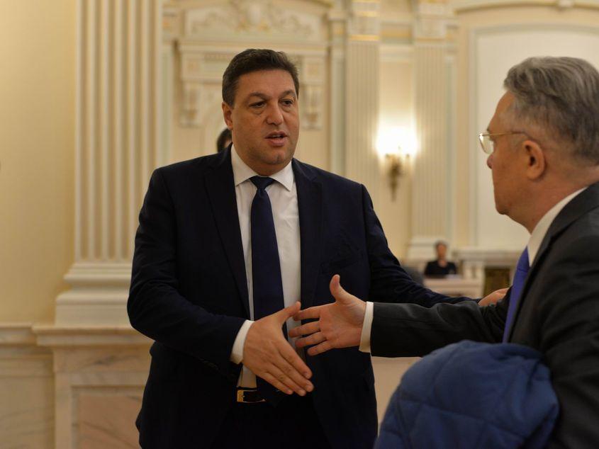 Fostul ministru al Justiției Cristian Diaconescu (dreapta) și președintele comisiei de anchetă a SIPA, Șerban Nicolae, își strâng mâna după audieri. Foto: Lucian Muntean