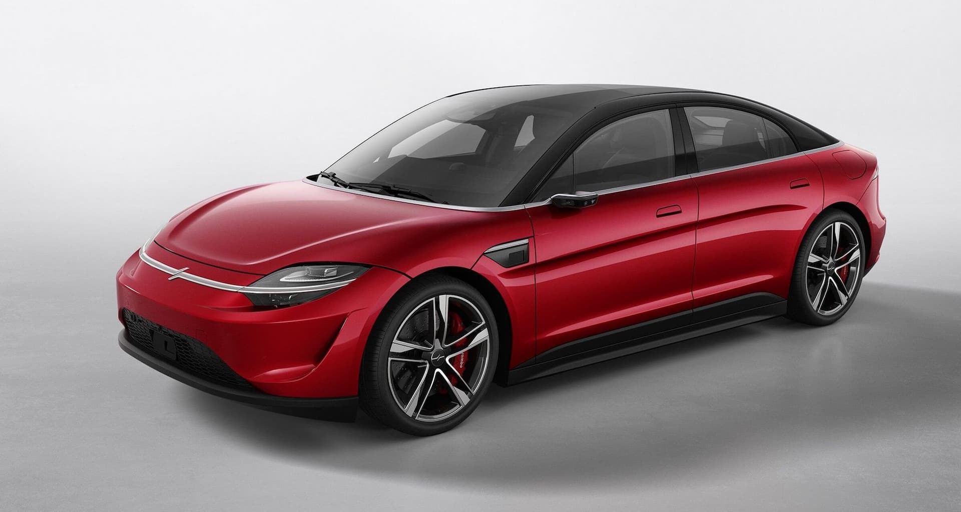 Mașina arată ca o copie indecisă după Tesla, dar designul e complet neimportant. Tehnologiile testate pe mașină sunt cele care contează.