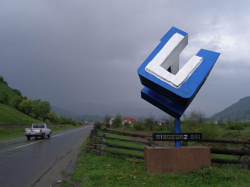 Lucrarea de sculptură monumentală "Veriga", realizată de Maxim Dumitraș, era amplasată la intrarea în Sîngeorz-Băi. Foto: Lucian Muntean