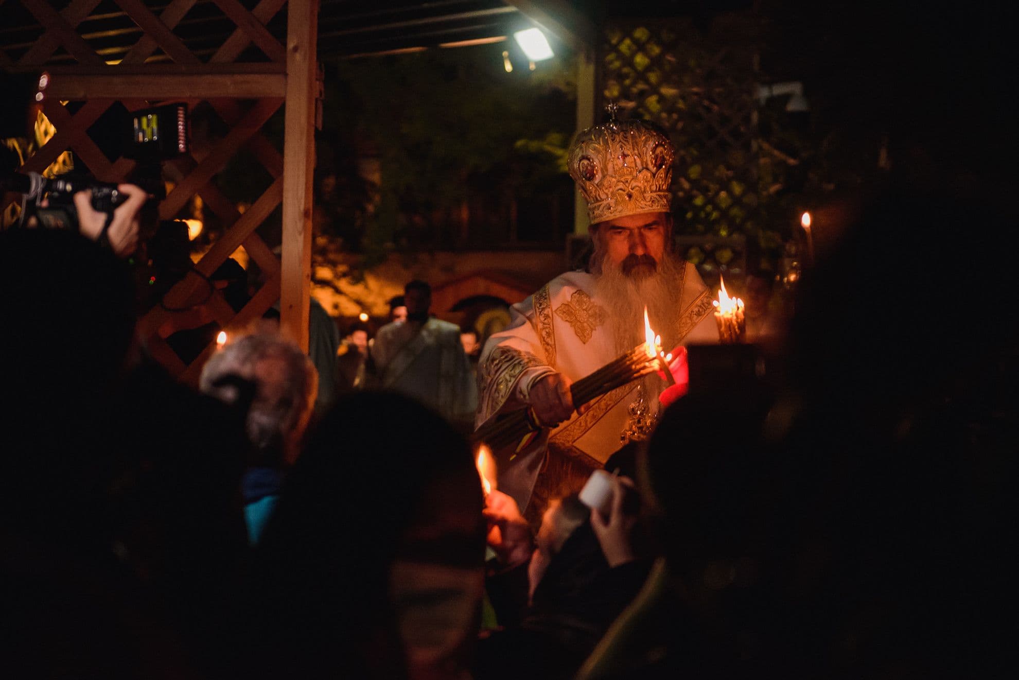 "Veniți de luați lumină!", a strigat ÎPS Teodosie credincioșilor adunați în fața Catedralei din Constanța