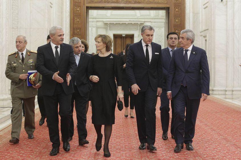 11 decembrie 2017. Principesa Margareta şi Principele Radu, încadraţi de Liviu Dragnea și de Călin Popescu Tăriceanu, după ședința comună a Senatului şi Camerei dedicată omagierii Regelui Mihai. Foto: Inquam Photos / Octav Ganea