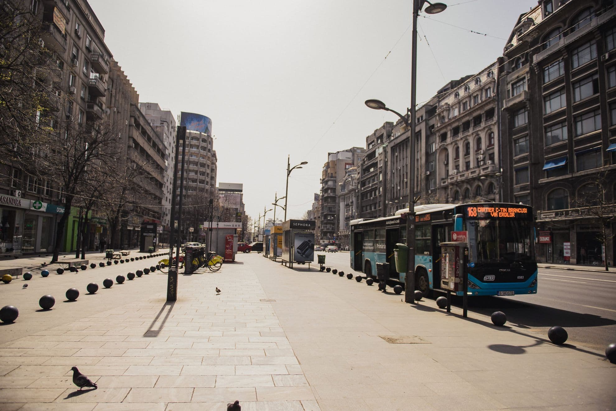 În Piața Romană, autobuzele așteaptă goale, în stație, pasageri. Foto: Ioana Epure
