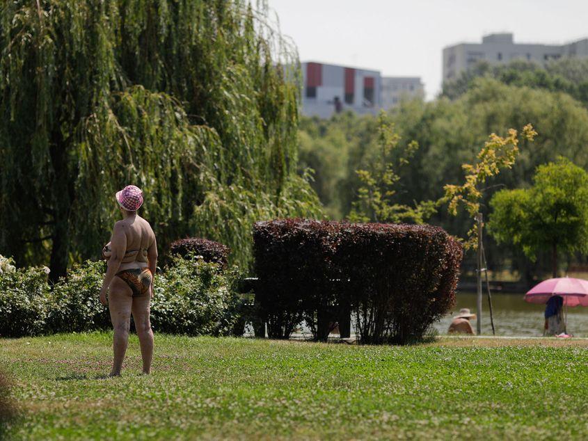 Persoane fac plajă într-un parc din București, 18 iulie 2023. Inquam Photos / George Călin