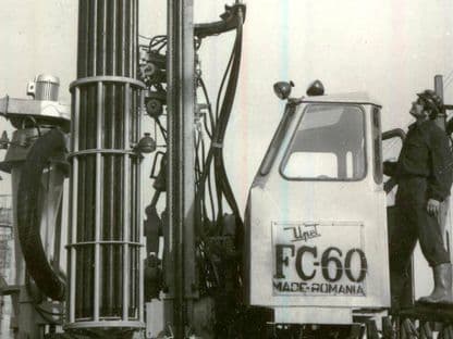 Muncitorul comunist român muncea mult, din greu, dar slab calitativ, iar marfa i se vindea prost. Foto: Fototeca online a comunismului românesc, Fotografia #KA270