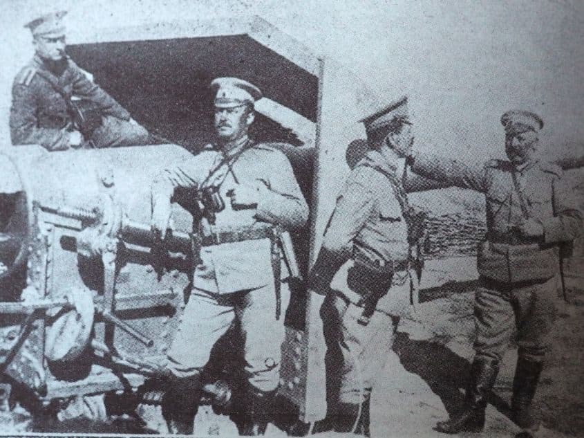 Ofițeri bulgari lângă un tun românesc capturat la Turtucaia