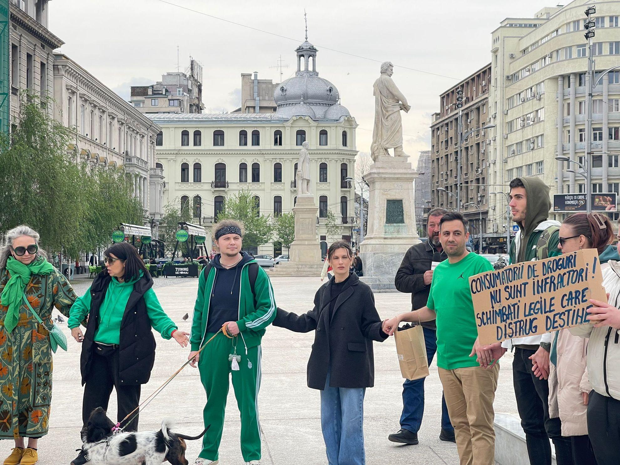 „Noi nu susținem consumul. Noi susținem consumatorii, care au nevoie de servicii psiho-medico-sociale”, explică Alina Dumitriu motivația din spatele flashmob-ului. Foto: Lavinia Niță / PressOne