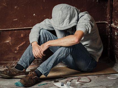 Poveștile foștilor dependenți de droguri: România face prevenție prin tinerii creștini, după metode greșite