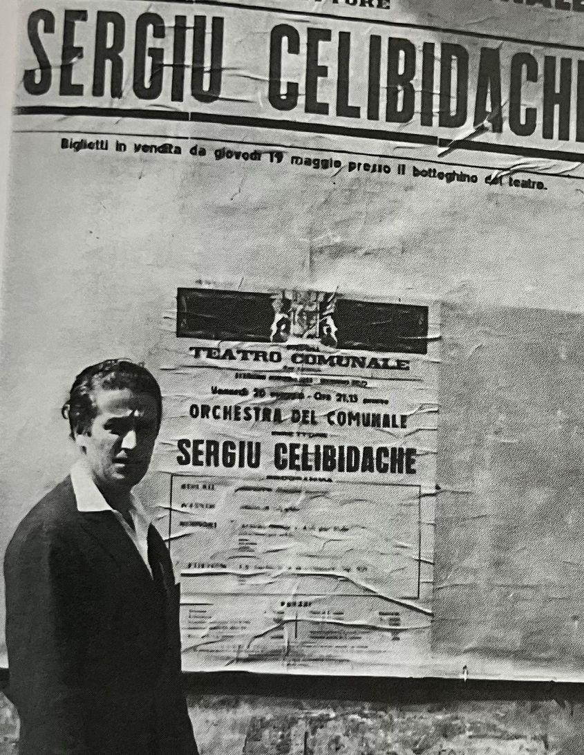 Sergiu Celibidache lângă un afiș care anunță un concert dirijat de el. Foto: din arhiva familiei, publicată în volumul Spațiul Celibidache, autor Stejărel Olaru