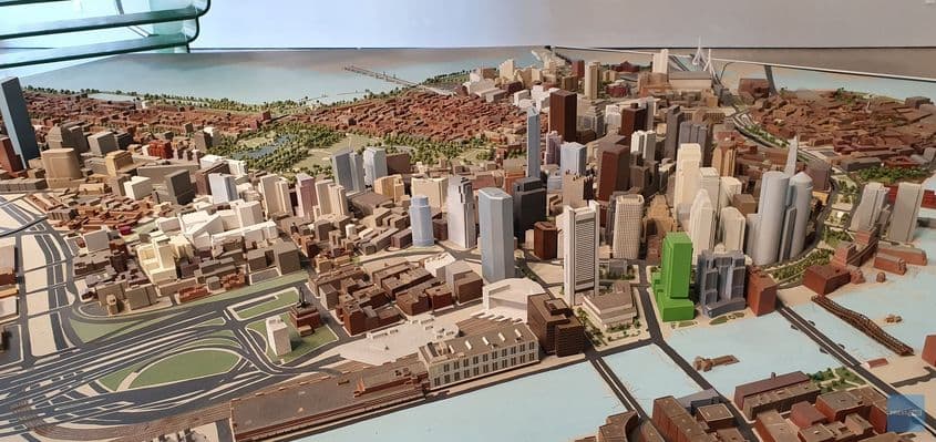 În dreapta imaginii, spațiul verde arată unde era fosta autostradă urbană. În stânga, puteți vedea ce spațiu uriaș ocupă încă infrastructura auto.