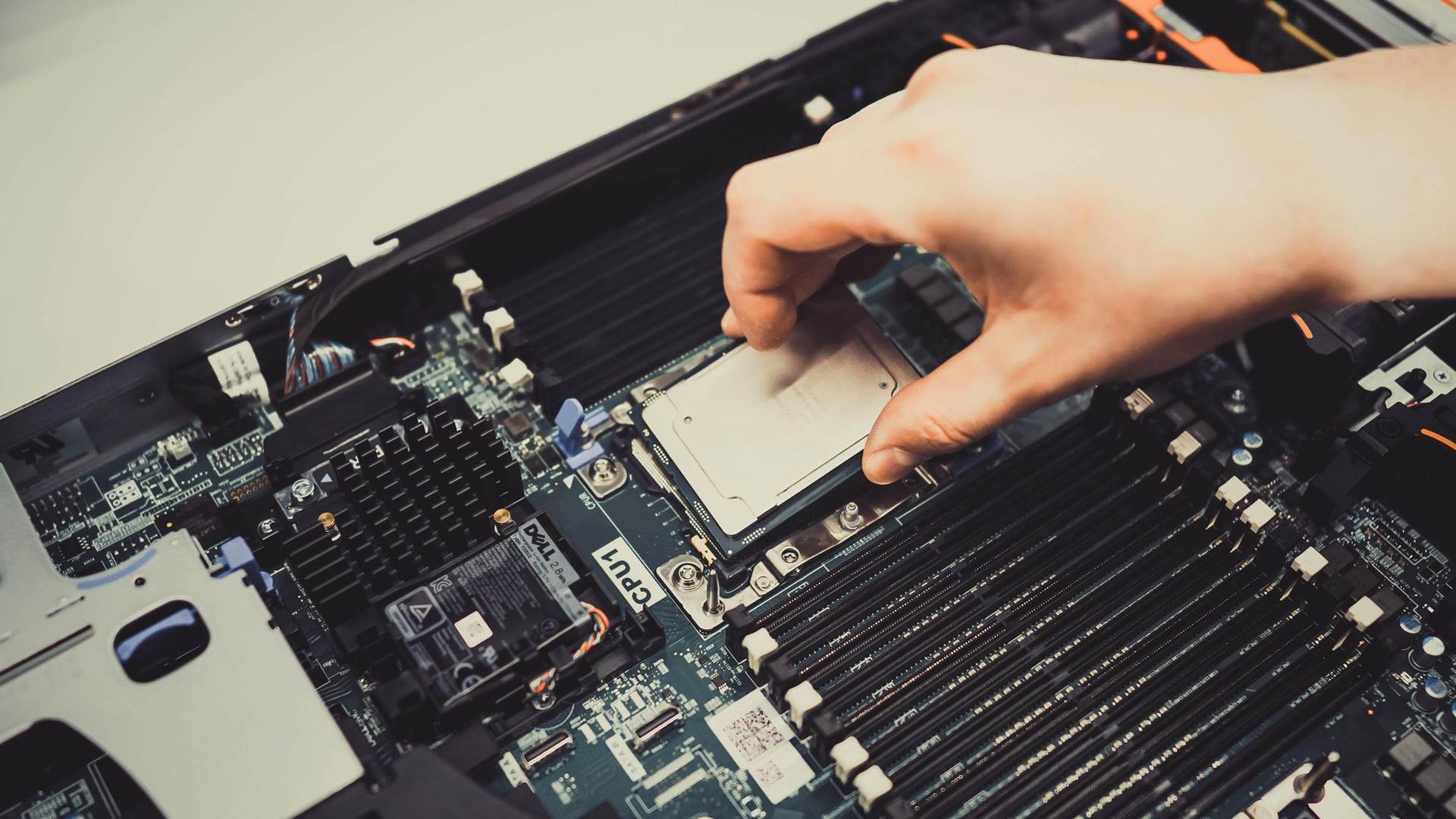 Fiecare componentă este testată și verificată, iar dacă nu corespunde parametrilor doriți este înlocuită.