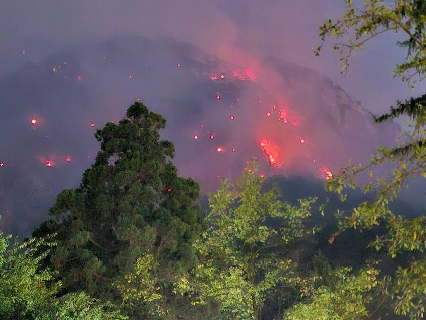 De mai bine de o lună, un incendiu distruge hectare din Domogled–Valea Cernei, cel mai mare parc național din România. Foto: Facebook / Herculane Domogled