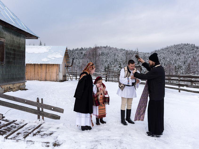 De Bobotează, părintele Gavril merge cu crucea pe la casele izolate din Piatra Fântânele. Fotografii: Raul Ștef
