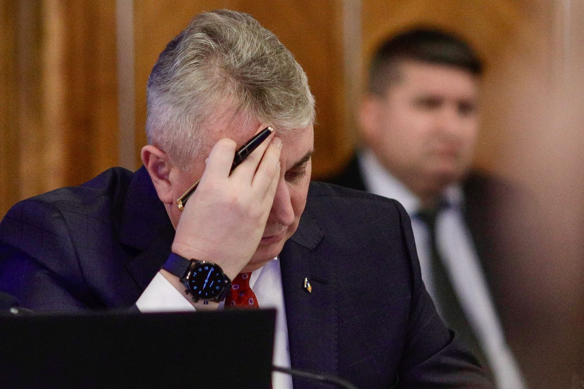 Lucian Bode, ministrul de Interne, contestă în patru procese civile dreptul instituțiilor academice și de cercetare de a-i analiza lucrarea științifică, cerând inclusiv anularea verdictului de plagiat pronunțat de universitatea care i-a emis titlul de doctor. Bode nu contestă, pe fond, validitatea probelor în baza cărora a primit verdictul de plagiator. FOTO: OCTAV GANEA / INQUAM PHOTOS