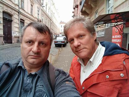 Două personaje în căutarea unui frizer