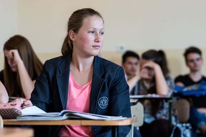 Miriam, în clasa de acum, de la Liceul Pedagogic din Zalău.