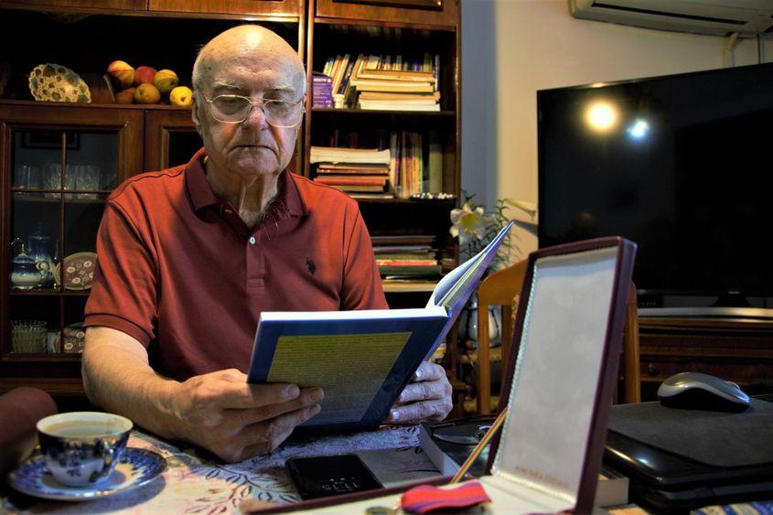 Câte patru-cinci elevi se înghesuiau la o şedinţă de meditaţii, în sufrageria strâmtă.