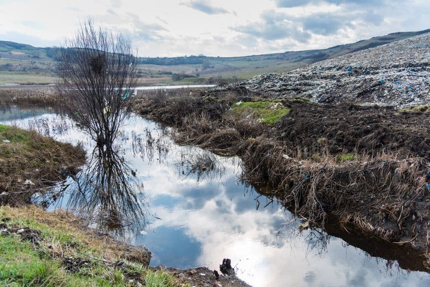 La baza muntelui de gunoi (în dreapta), apa a început să curgă pe pârâul Zapodie în jos, către vărsarea în Someșul Mic. Foto: Raul Ștef
