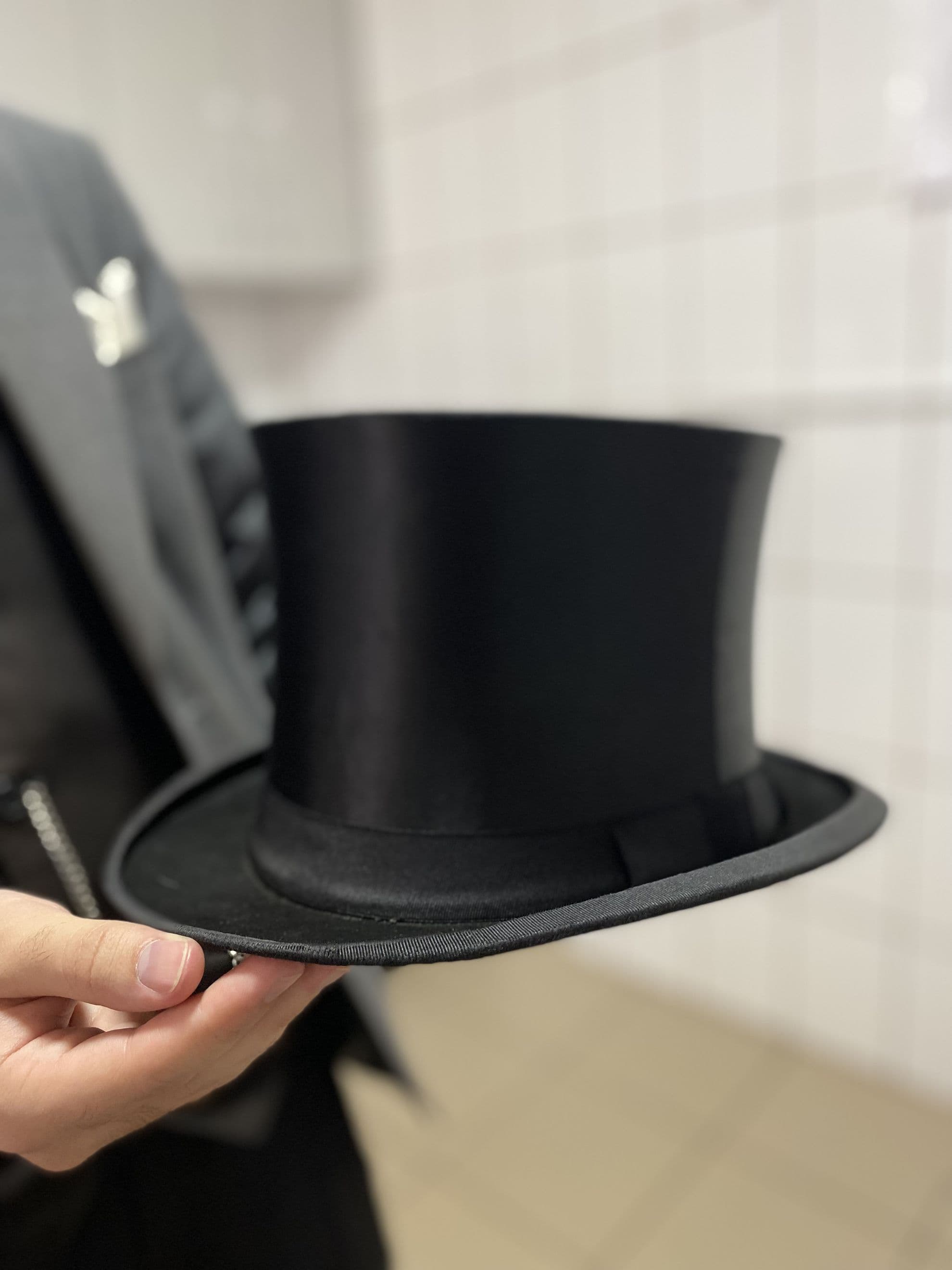 Mircea își accesorizează aparența de domn cu un joben vechi de 100 de ani, <em>un claque</em> sau<em> chapeau claque</em>, adică o pălărie care se pliază, tipică pentru operă, și un baston. Foto: Luiza Popovici / PressOne