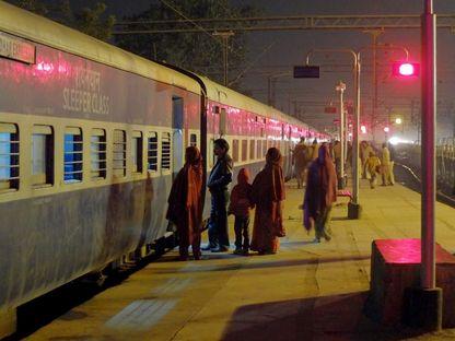Ultimul tren indian. Bariere, travestiți, chai masala și un cântăreț ambulant dat cu gel.