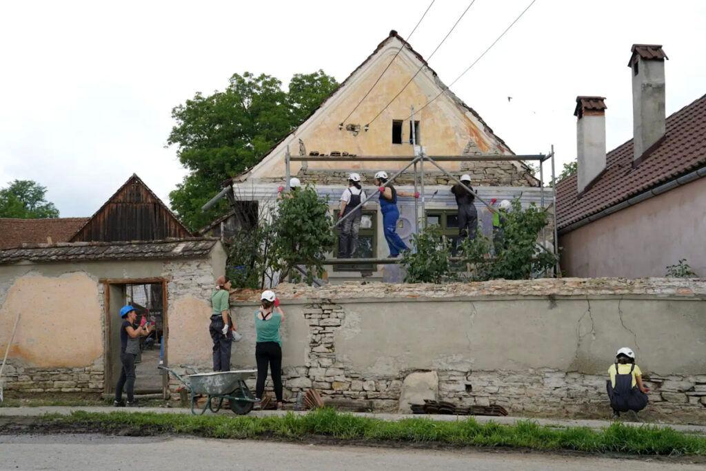 ÎNAINTE Restaurare fațada Casa albastră 250 din Șona. Foto: Diana Iabrașu