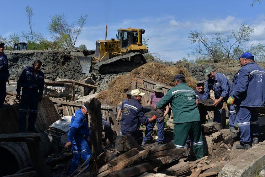 Angajați de la Inspectoratul pentru Situaţii de Urgenţă, lucrători de la Exploatarea Minieră și localnici din Alunu lucrează împreună pentru stabilizarea solului.