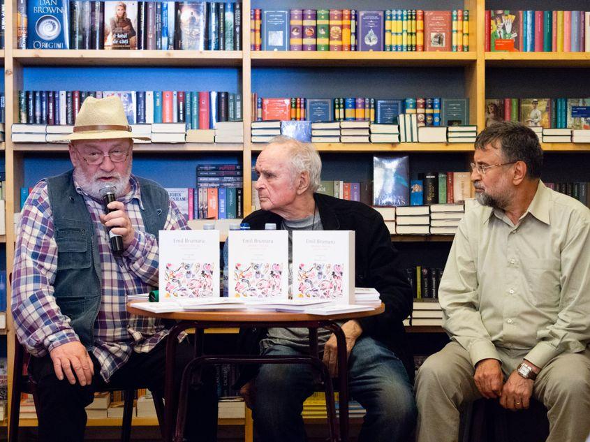 19 aprilie 2018. Emil Brumaru, încadrat de poetul Ion Mureșan și de filosoful Aurel Codoban, la (re)lansarea de la Cluj a volumului „Amintiri din rai. 55 de poezii inedite”. Foto: Raul Ștef