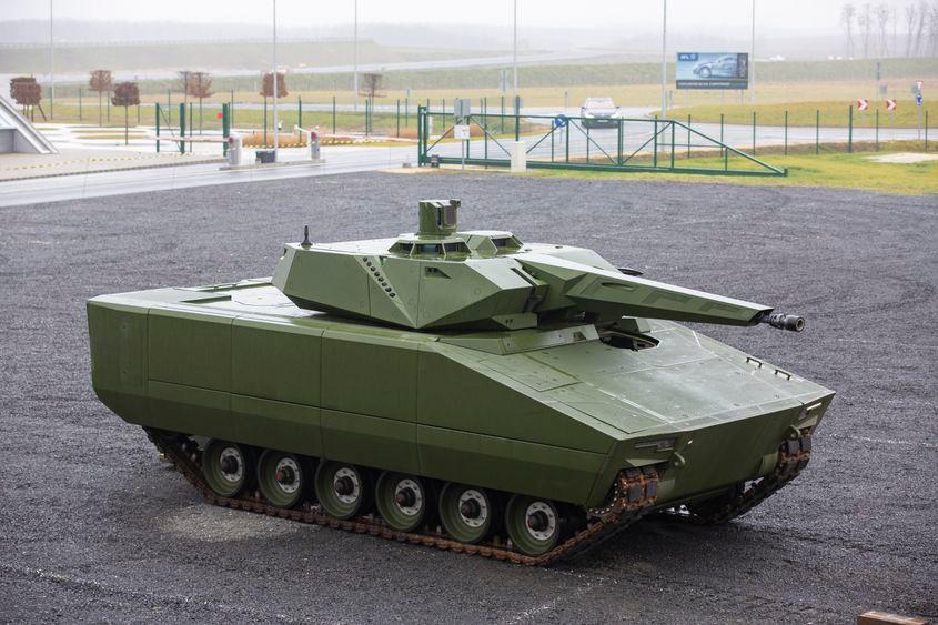 Vehicul de luptă de infanterie Lynx lângă clădirea de recepție a Pistei de testare auto ZalaZone din Zalaegerszeg, pe 17 decembrie 2020, la prezentarea desfășurată cu ocazia punerii ceremoniale a pietrei de temelie a fabricii de vehicule de luptă Lynx Foto: György Varga/MTI/ MTVA