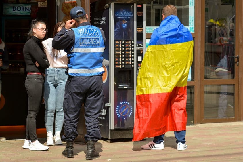 Vorba multă, sărăcia omului. Magazinele din zona pieței, închisă cu gard, nu vând nimic în zilele de miting și nimeni nu le despăgubește