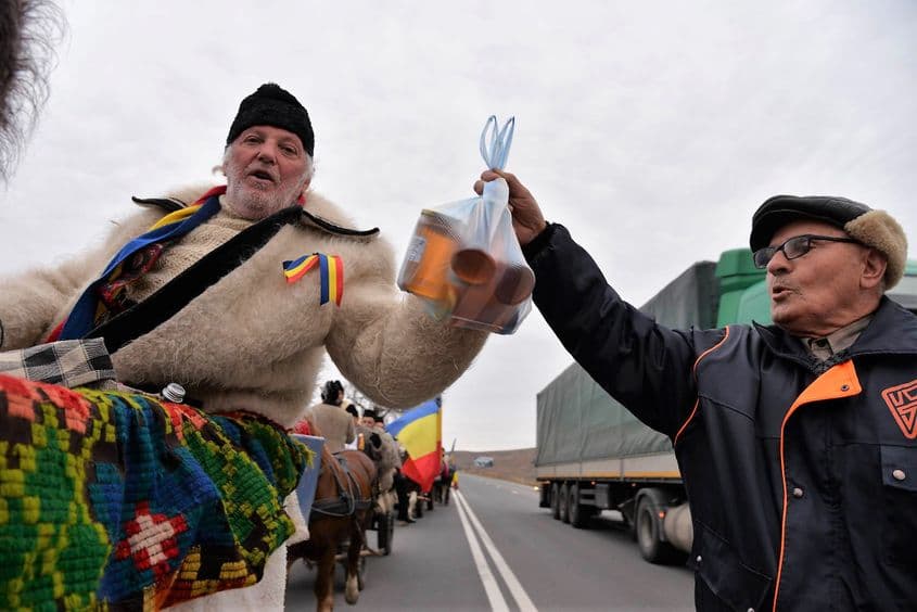 Spre a fi mai dulce drumul fericiților români…
