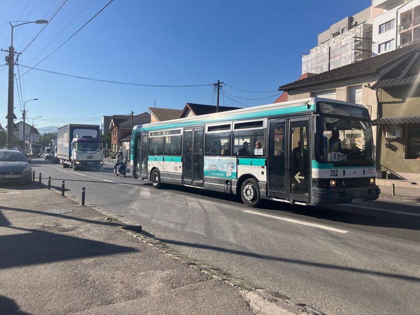 Unul din autobuzele cu vechime de 30 de ani, în septembrie 2025. Foto: Bianca Felseghi