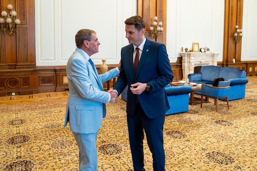 În biroul său de președinte al Senatului, Mircea Abrudean își strânge mâna cu fondatorul DriverAI Cary Tantlinger în ziua în care a fost anunțat proiectul Quantum AI. <strong>Sursa foto: Facebook Mircea Abrudean </strong>