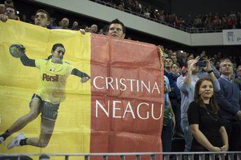 Neagu, și în tribune, și pe teren. Fanii au aplaudat-o pe cea mai valoroasă handbalistă a echipei naționale.