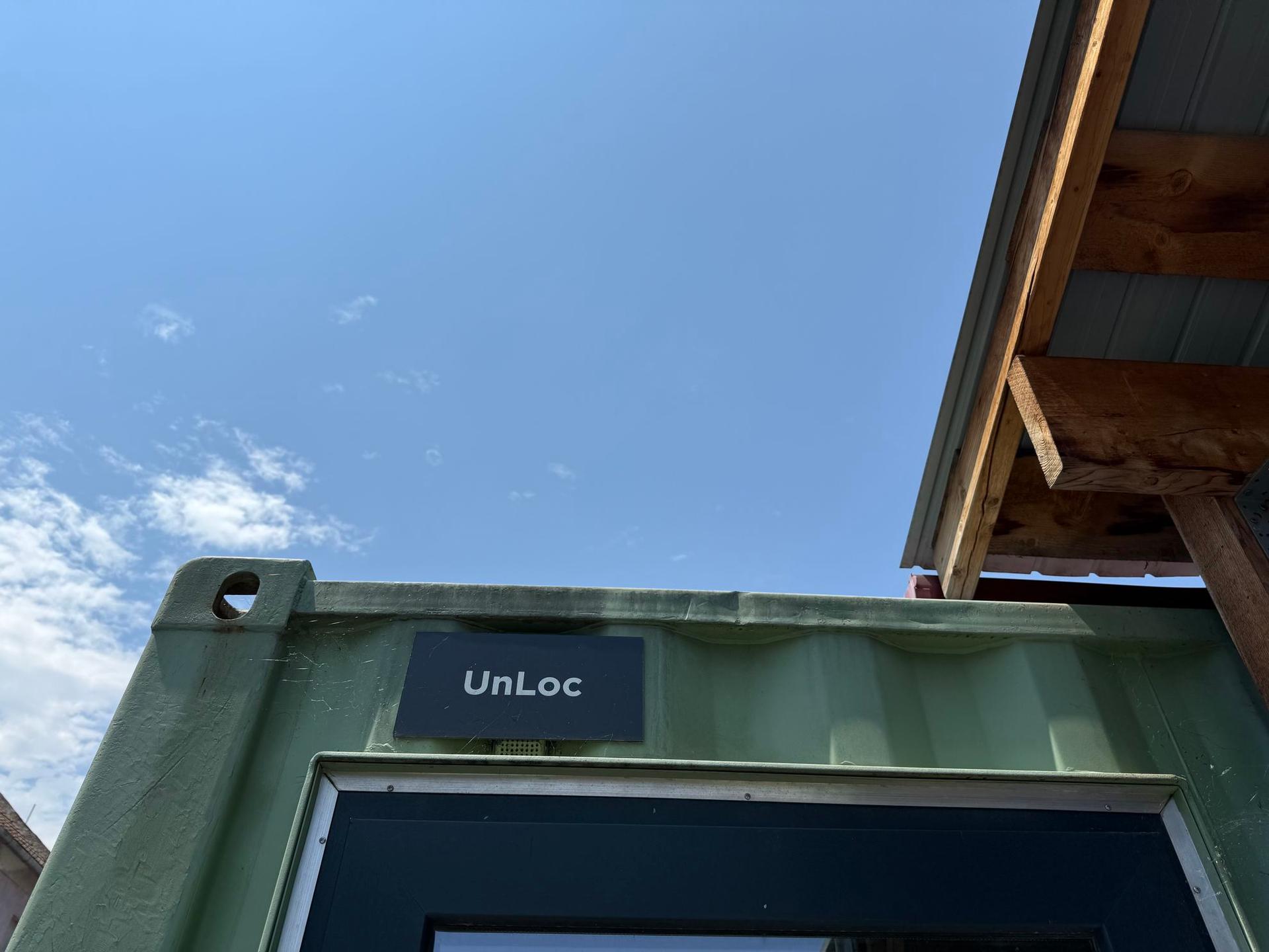 Containerul din care echipa Un Loc și Fundația de Abilitare Speranța au făcut un cabinet de psihoterapie. Foto: Oana Moisil