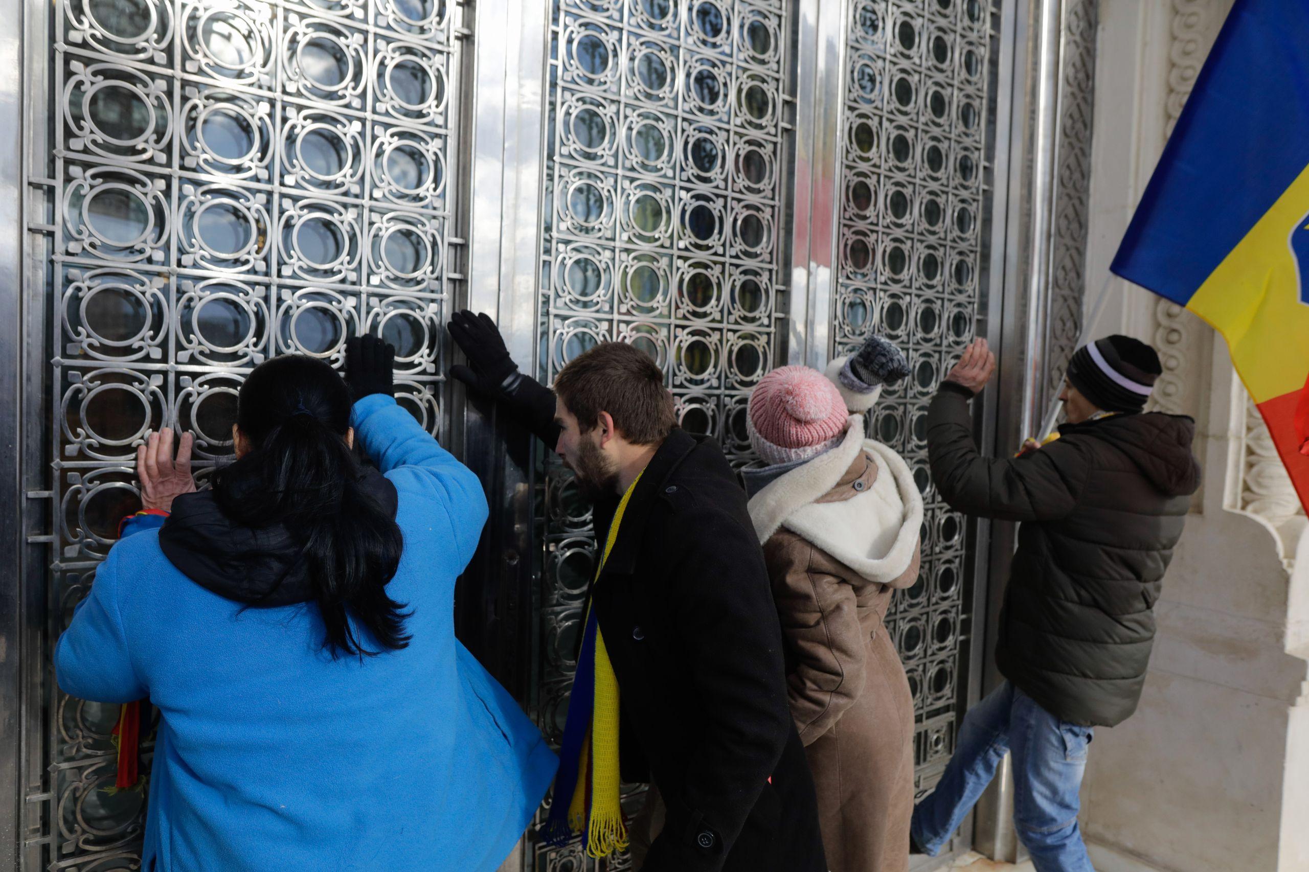 Protestatari care solicită retragerea PLX 545, care reglementează introducerea certificatului verde în Romania, au intrat în curtea Senatului României, în București, 21 decembrie 2021. Inquam Photos / George Calin