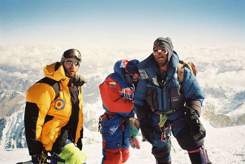 Horia (în stânga) şi Iñaki (în dreapta), în 2004, pe vârful K2. Foto: horiacolibasanu.com