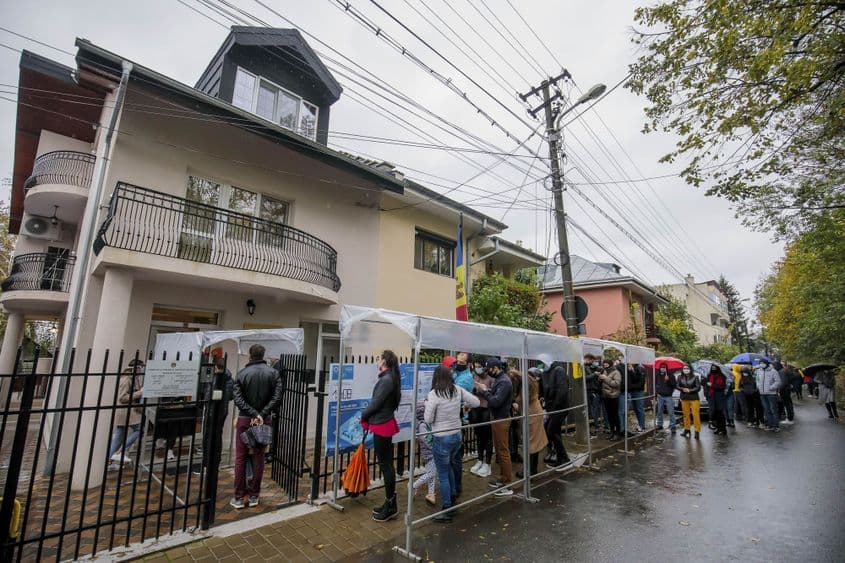 Cetățeni ai Republicii Moldova așteaptă să intre la vot pentru alegerile prezidențiale la sediul Consulatului General al  Republicii Moldova de la Iași, duminica, 1 Noiembrie 2020. Inquam Photos / Liviu Chirica
