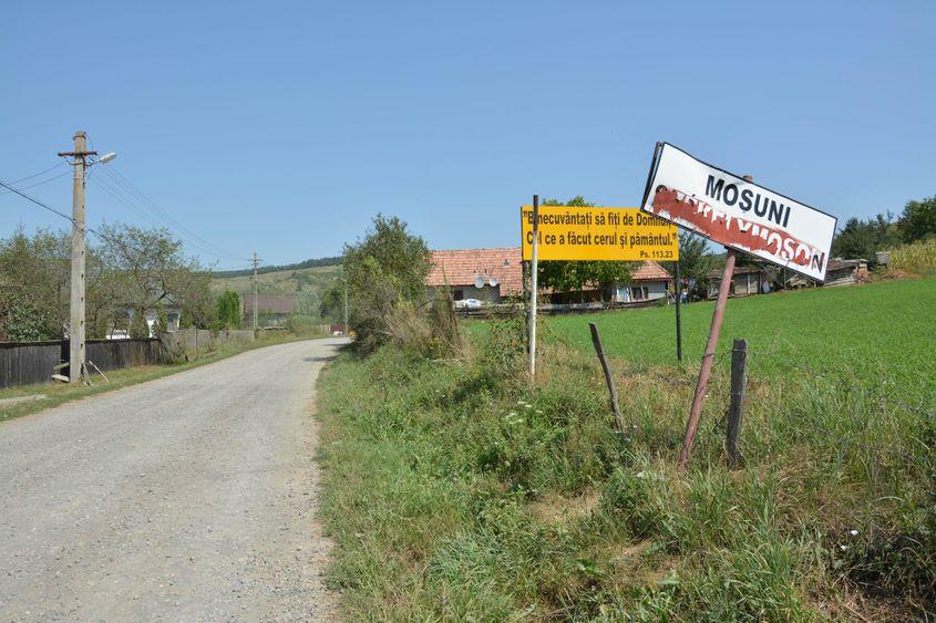 Intrarea în satul Moșuni. Foto: Viorel Ilișoi