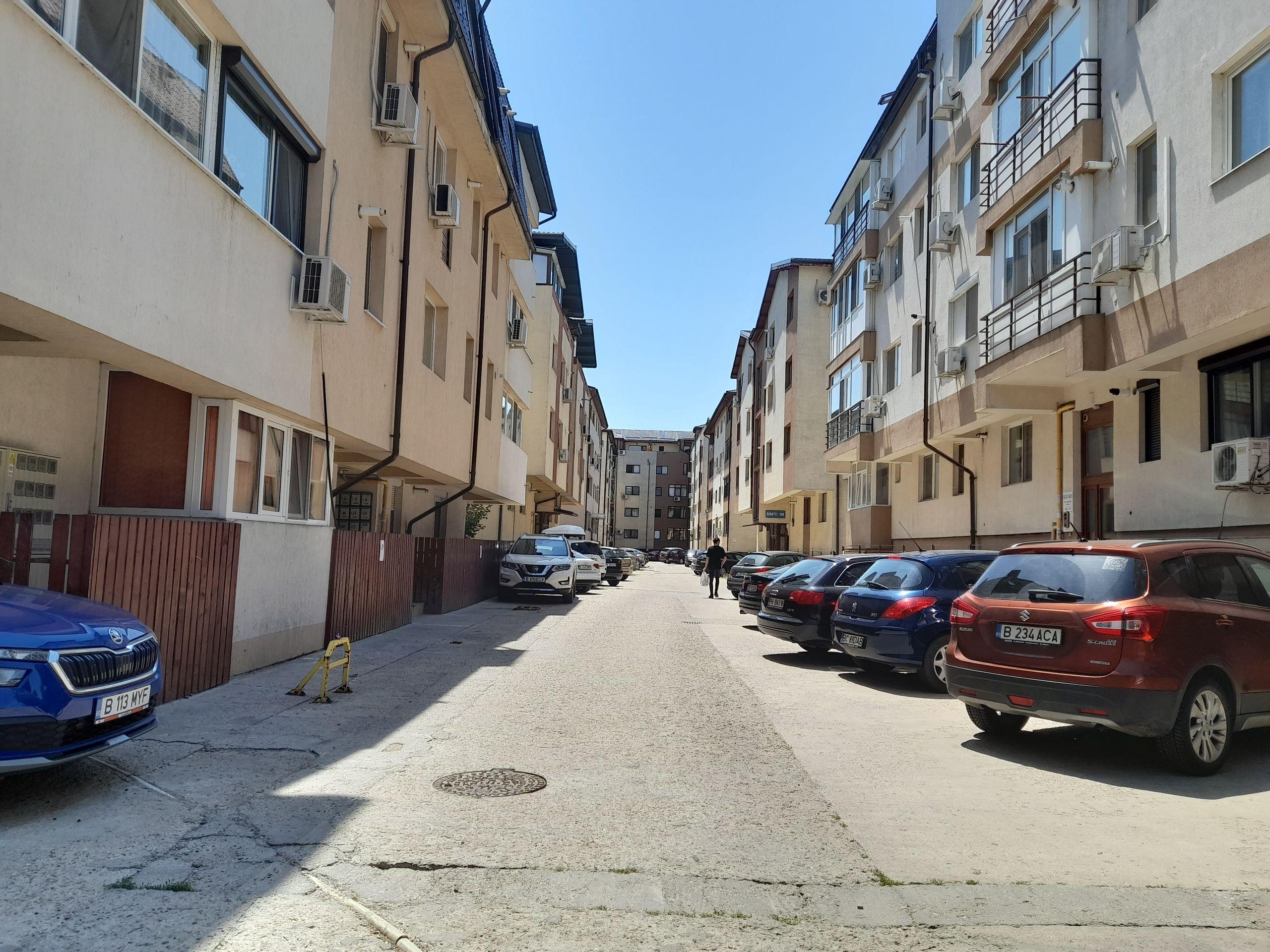Așa arată un ansamblu rezidențial relativ nou de pe strada Burniței. Blocuri foarte apropiate între ele, mașini parcate sub geam, spațiu verde inexistent