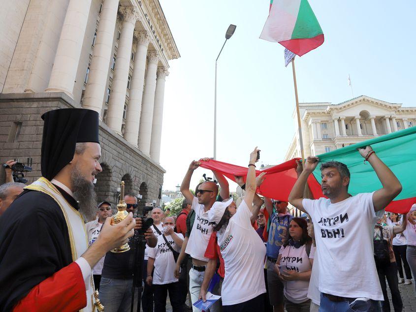 Sofia, Bulgaria. Protest împotriva mafiei, a guvernului și a procurorului general Ivan Geshev. Oamenii desfășoară steagul bulgar în fața clădirilor instituțiilor. Foto © Radila Radilova | Dreamstime.com