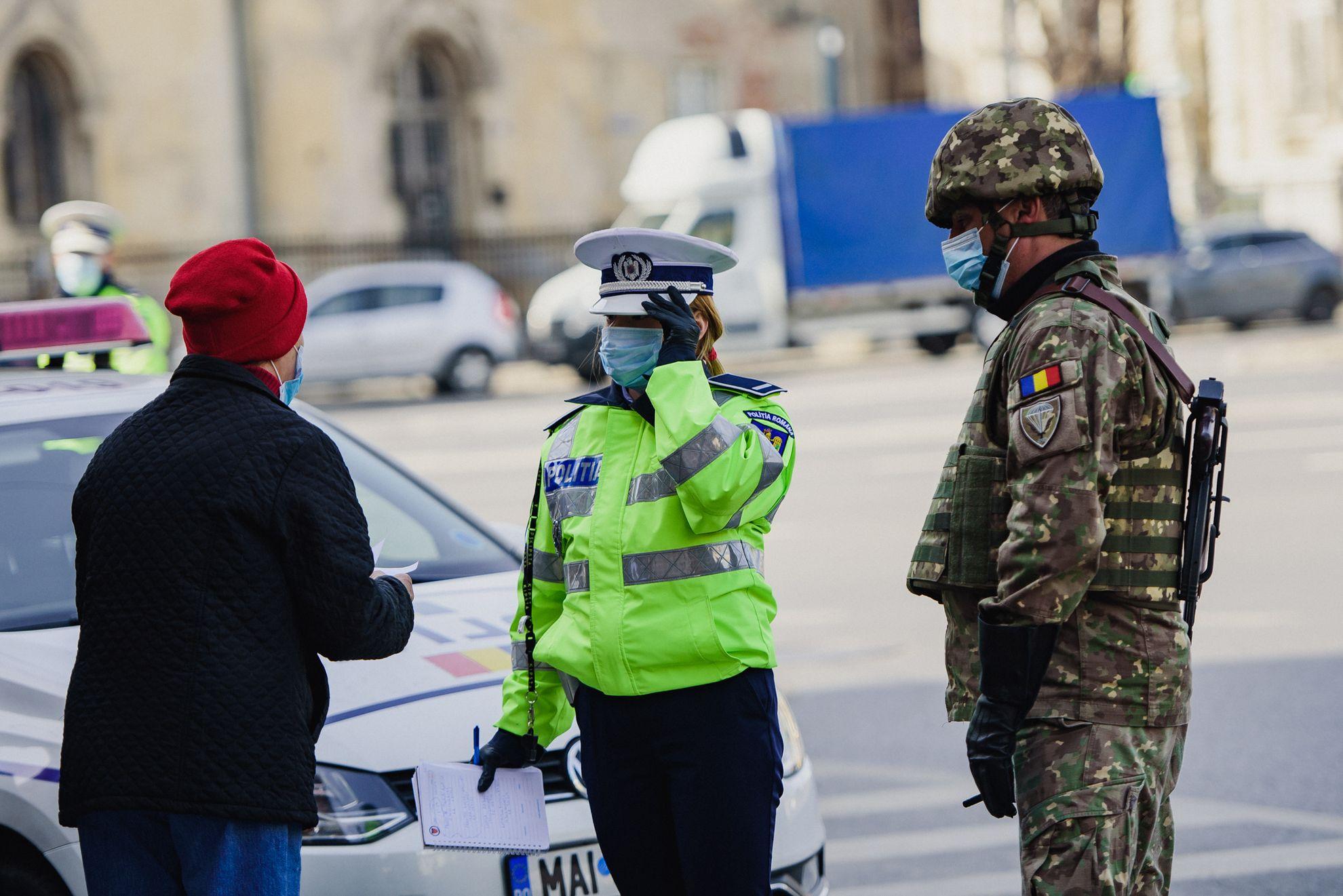 Unii pietoni opriți în Piața Romană sunt vârstnici. Foto: Ioana Epure